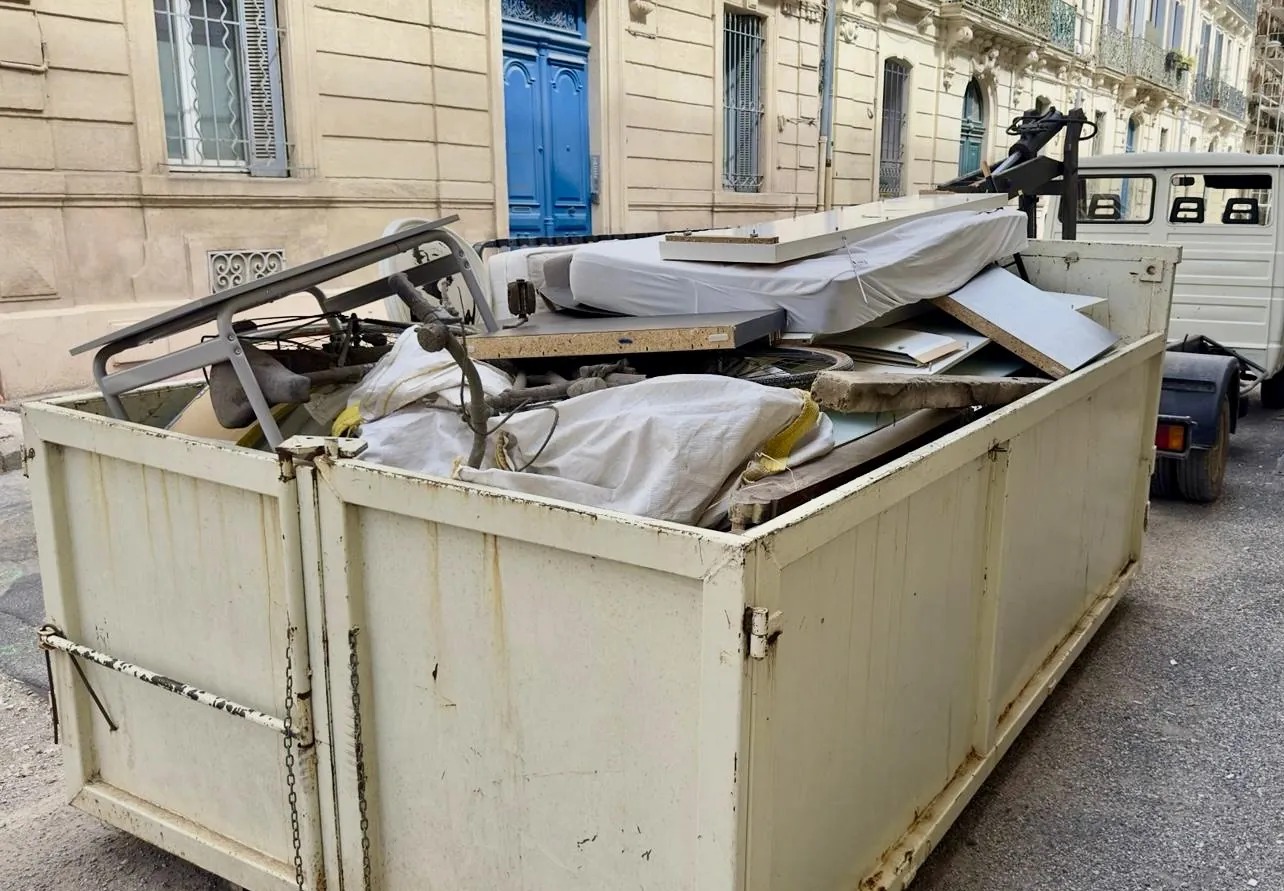 Benne pleine pour évacuation d'encombrants en ville