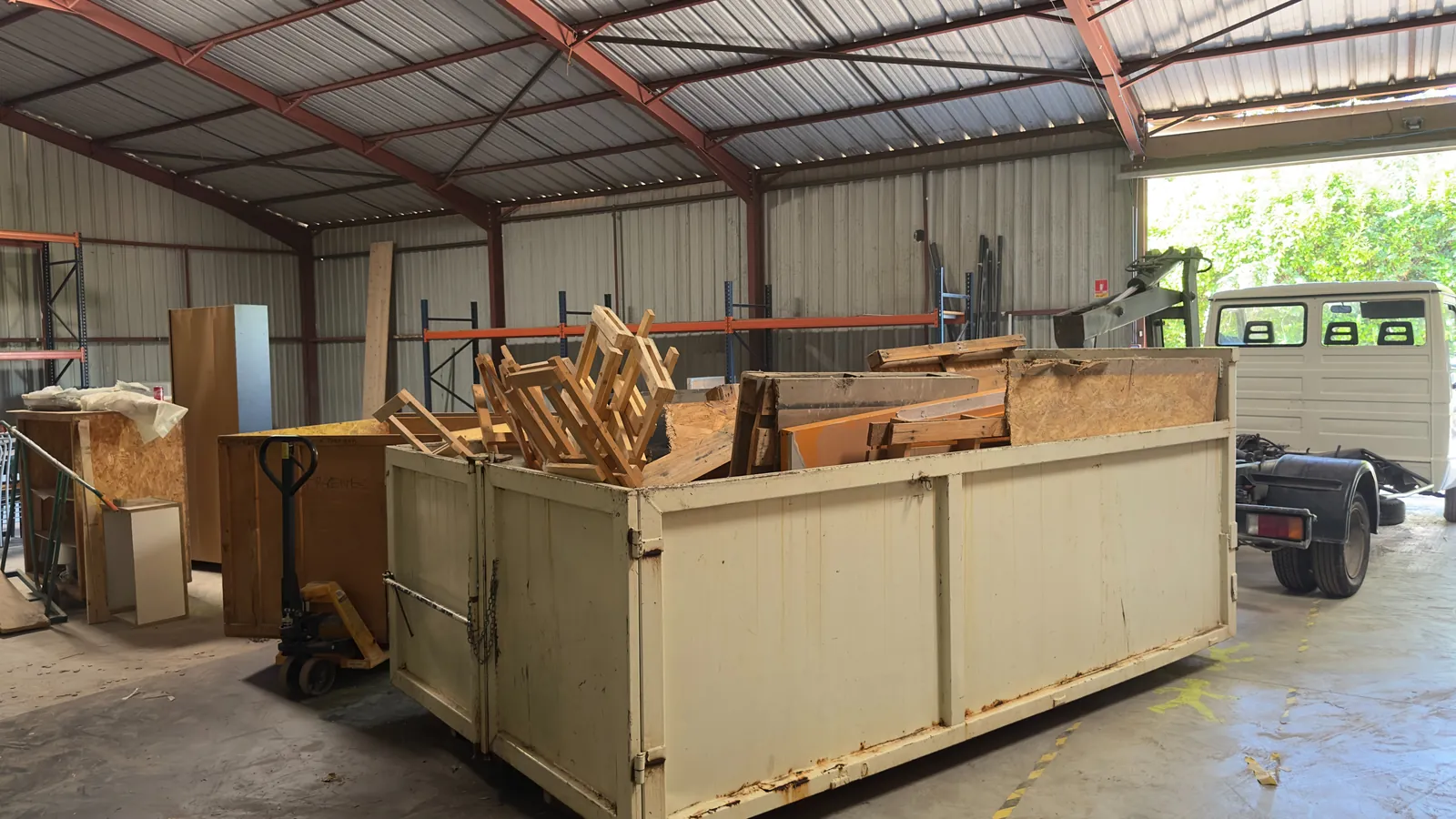 Évacuation de chutes de bois depuis un entrepôt