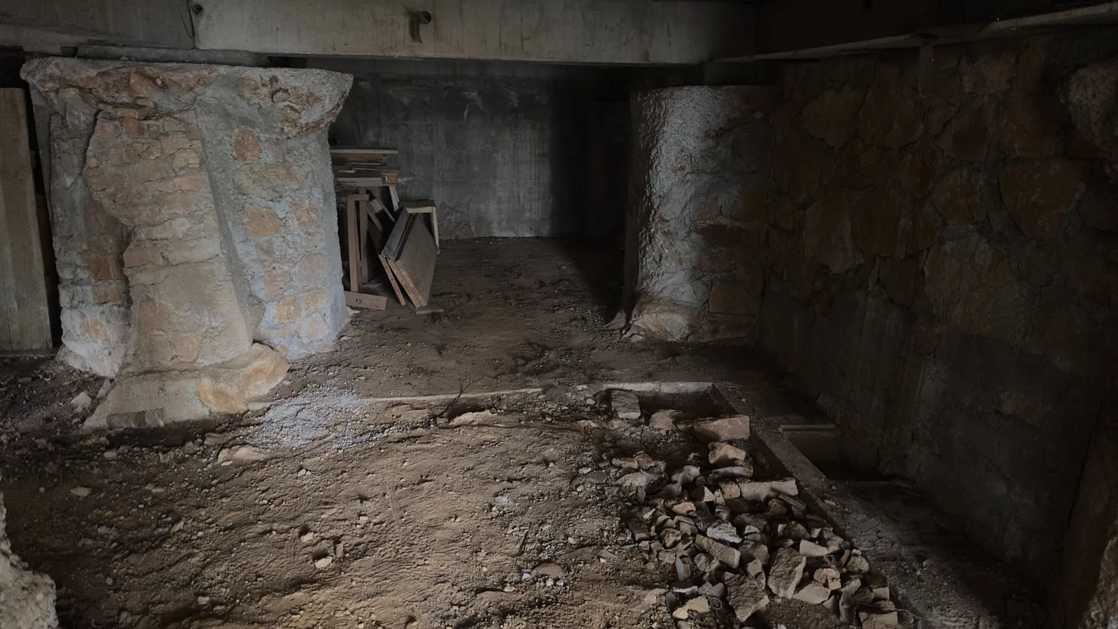 Débarras de cave en pierre avant après