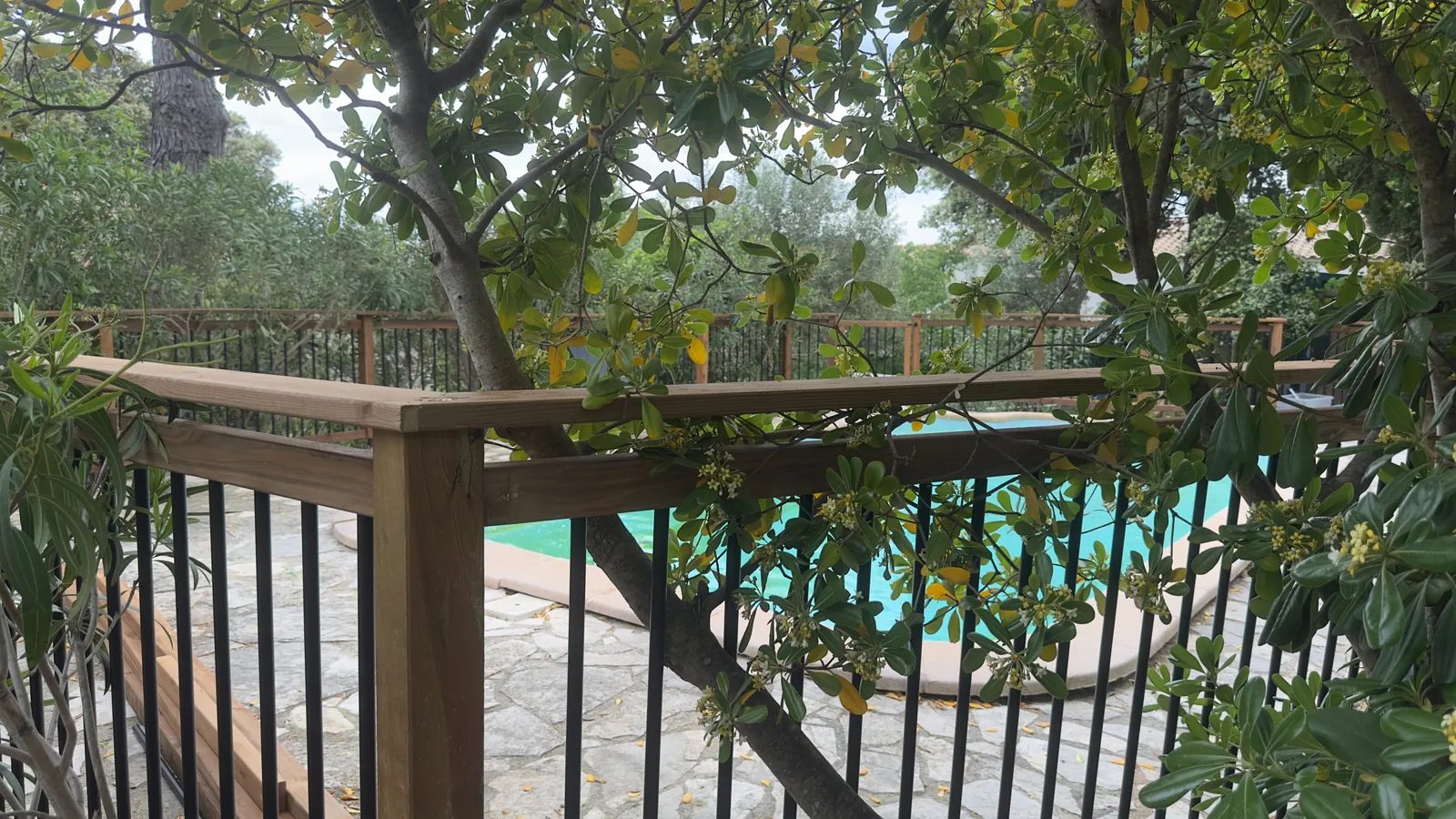 Pose d'une barrière de sécurité piscine en bois