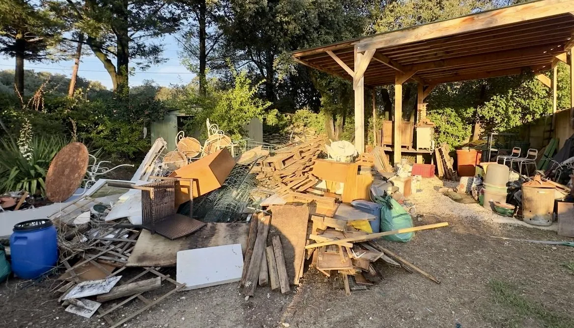 Débarras complet d'un terrain extérieur