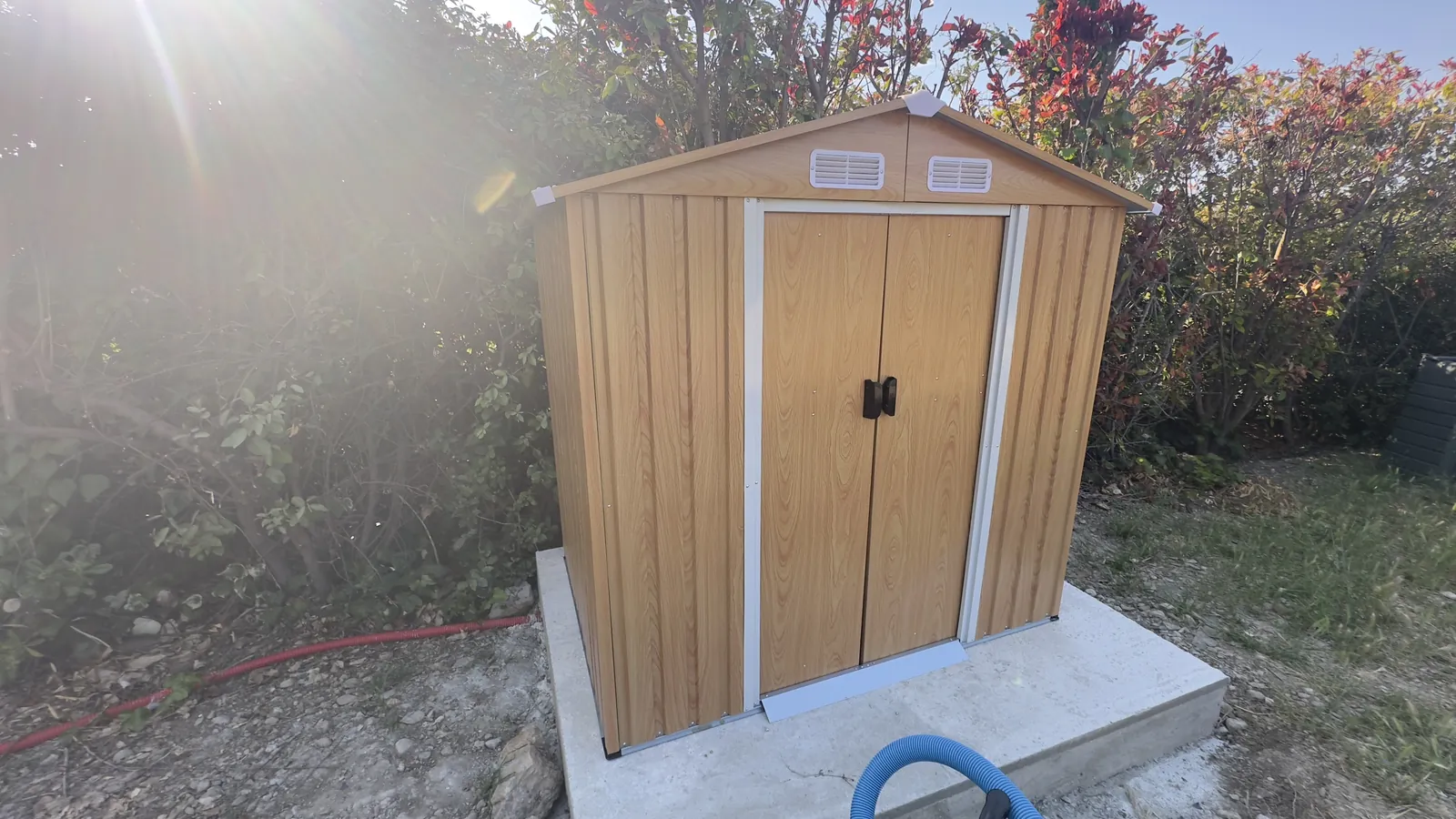 Montage d'un cabanon de jardin sur dalle béton