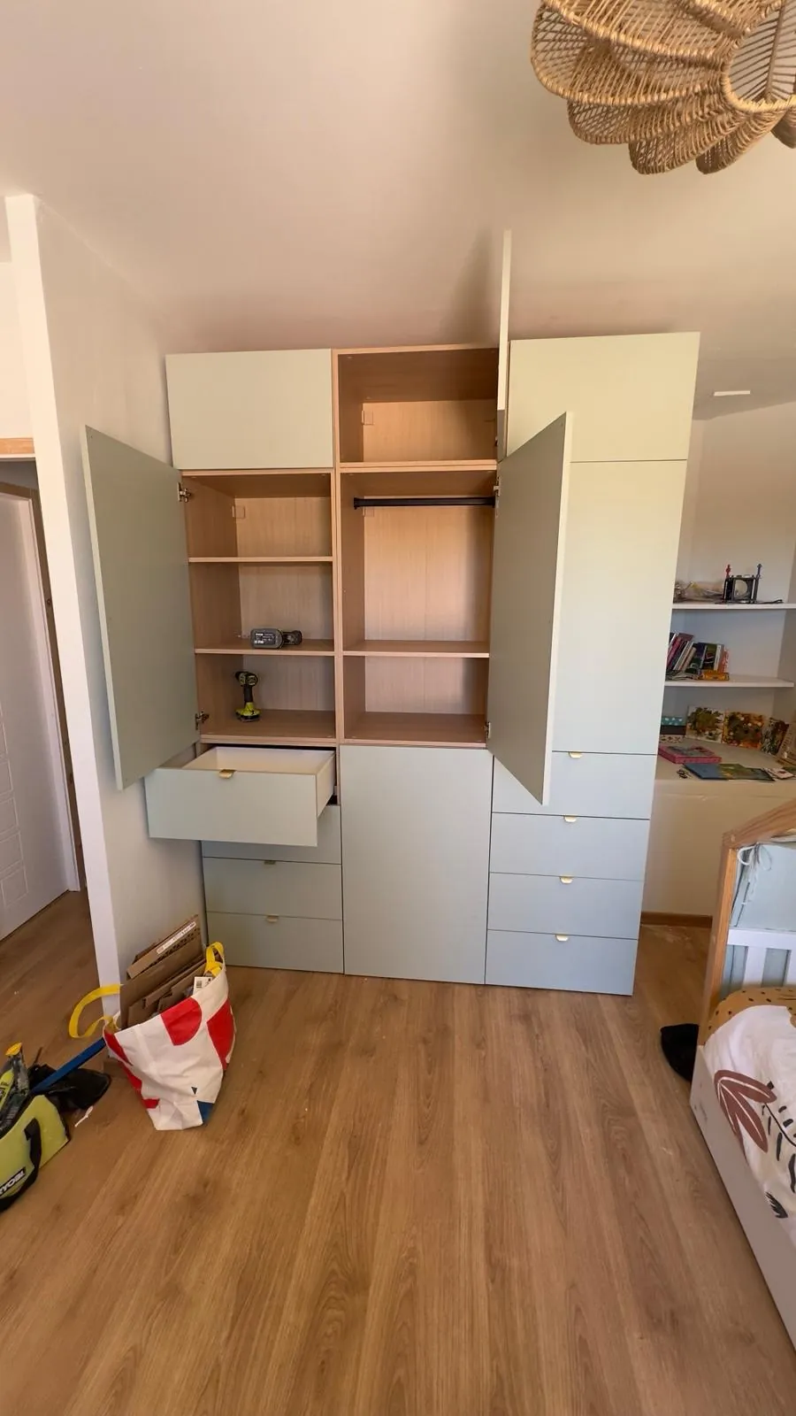 Montage d'un dressing armoire sur mesure en cours