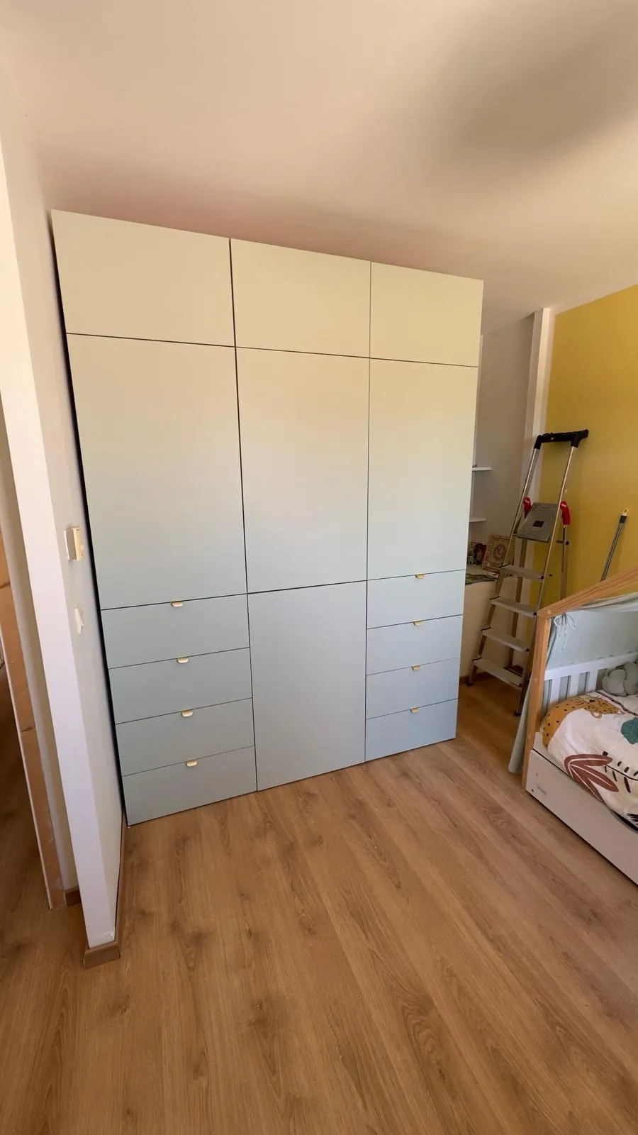 Montage d'un dressing armoire sur mesure terminé