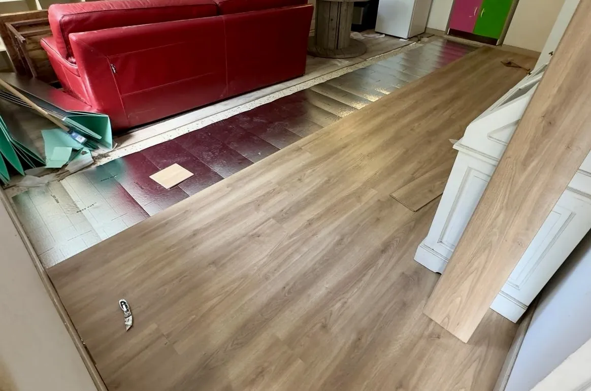 Pose de parquet stratifié dans un salon