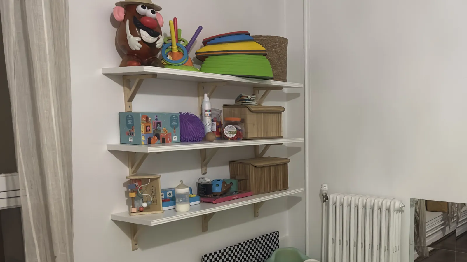 Pose d'étagères de rangement pour jouets