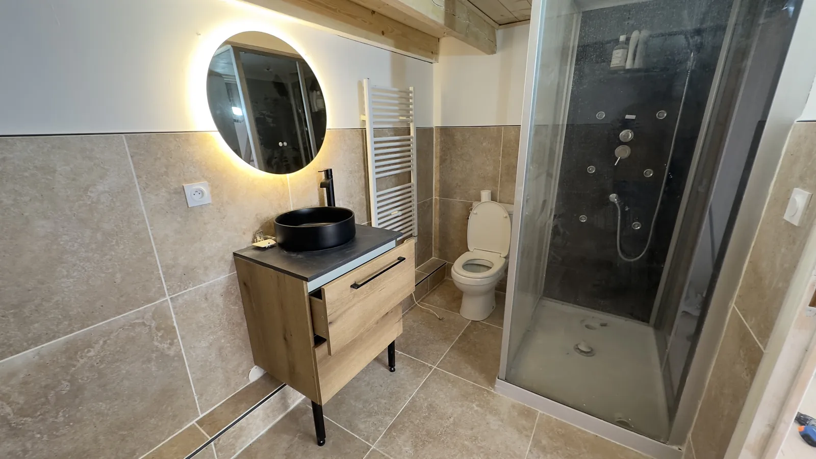 Remise en état complète d'une salle de bain avec douche